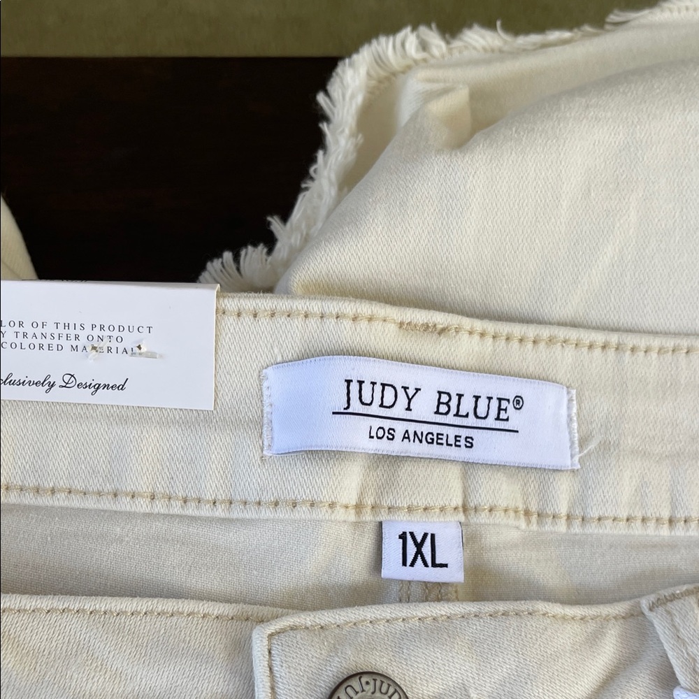 Judy Blue Women's Off-White Jean Shorts NWT - Picture 4 of 9